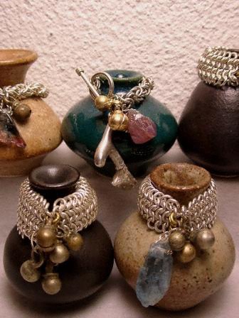 Accessories produced by Ken-ichi Nagai.
He was charmed by the stone which has fallen on the way while wandering about South America. And he became a stone grinding craftsman in Chili.
He mastered during the trip the technique (Silver Strings is used and various chains are made) which can be said also as the South American tradition craft.
He makes all accessories carefully manually.